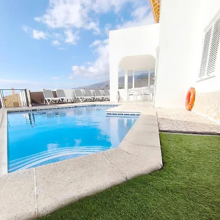 Beautiful - 4 Bedrooms, Heated Pool, 2 Priv Car Park Places, Fibre Net, Tv Channels 别墅 *