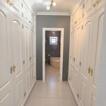 Beautiful - 4 Bedrooms, Heated Pool, 2 Priv Car Park Places, Fibre Net, Tv Channels 别墅 *