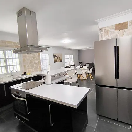 Beautiful - 4 Bedrooms, Heated Pool, 2 Priv Car Park Places, Fibre Net, Tv Channels 别墅 *