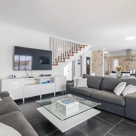 Vila Beautiful - 4 Bedrooms, Heated Pool, 2 Priv Car Park Places, Fibre Net, Ps5, Tv Channels