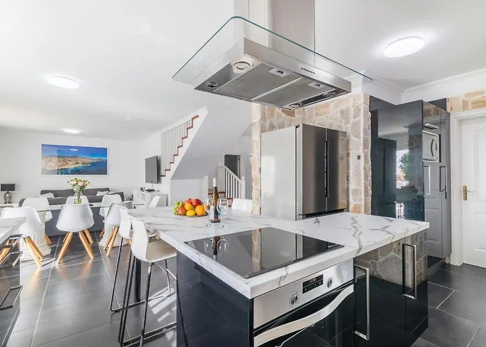 Beautiful - 4 Bedrooms, Heated Pool, 2 Priv Car Park Places, Fibre Net, Ps5, Tv Channels Villa Costa Adeje (Tenerife)