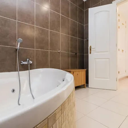 Beautiful - 4 Bedrooms, Heated Pool, 2 Priv Car Park Places, Fibre Net, Ps5, Tv Channels * Адехе