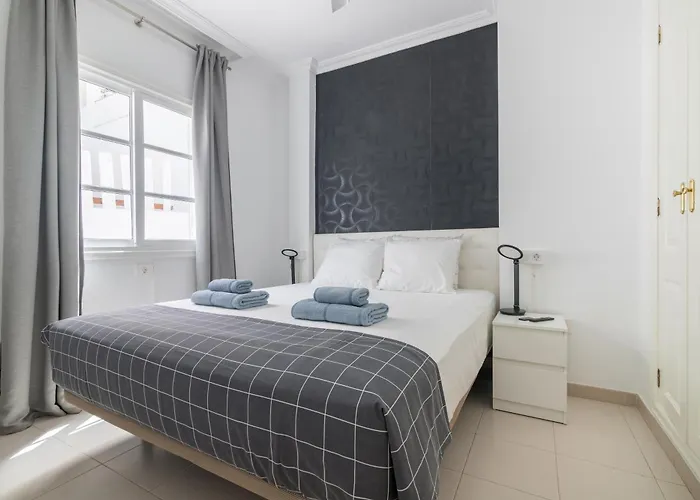 Beautiful - 4 Bedrooms, Heated Pool, 2 Priv Car Park Places, Fibre Net, Ps5, Tv Channels Villa Costa Adeje (Tenerife)