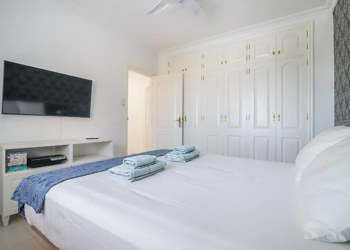 Beautiful - 4 Bedrooms, Heated Pool, 2 Priv Car Park Places, Fibre Net, Ps5, Tv Channels Villa